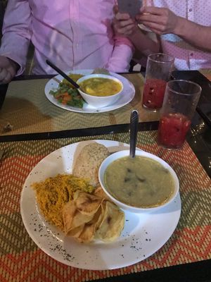 Você pode montar o prato com os acompanhamentos que preferir. at Café Oyá in Brasilia