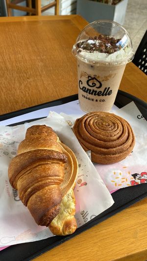 Croissant recheado, cinnamon roll e milkshake cocomaltine.  at Cannelle Doces Especiais in Brasilia
