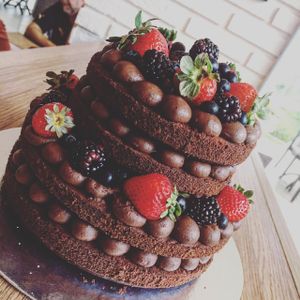 Naked Cake de Frutas Vermelhas at Cannelle Doces Especiais in Brasilia