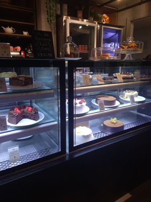 fachada da loja com essa vitrine linda cheia de delícias at Cannelle Doces Especiais in Brasilia