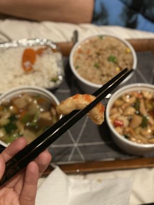 Para llevar (Take away), gambas veganas, arroz tres delicias y seitan con setas bambú.  at Vegesana & One Ramen in Barcelona