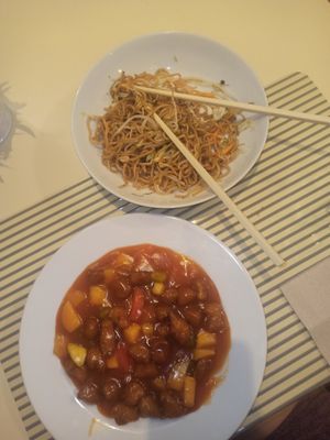 Tallarines veganos (sin huevo) y proteína de soja agridulce at Vegesana & One Ramen in Barcelona