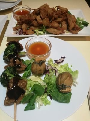 We got half way through eating before taking a pic! Broccoli seitan, proteína crujiente, dim sums at Vegesana & One Ramen in Barcelona