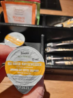 Auf den Zimmern zum kostenlosen Kaffee gibt es ausschließlich diese vegane Kondensmilch 😍 at Landhaus Beckmann in Kalkar