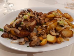 Super Schnitzel mit Pilzen und Bratkartoffeln at Landhaus Beckmann in Kalkar