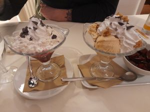 Desserts:Herrencreme (links),Eis mit Pflaumen (rechts) at Landhaus Beckmann in Kalkar