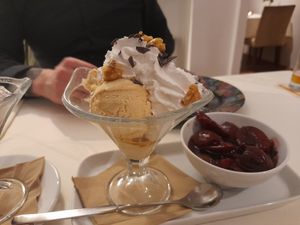 Toffee-Eis mit Pflaumen at Landhaus Beckmann in Kalkar