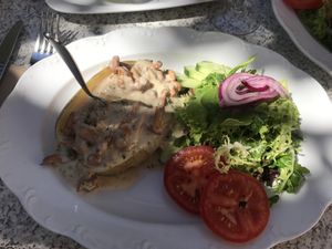 Ofenkartoffel mit Pfifferling-Rahmsoße vegan at Landhaus Beckmann in Kalkar