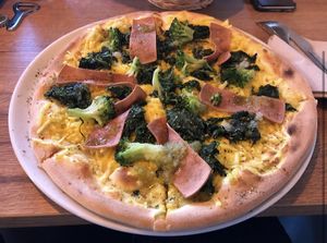 Sauce „Hollondaise“ Pizza  at Fleischfrei in Dusseldorf