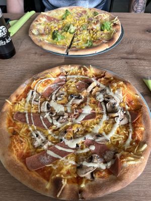 Vegan Pizza Schi-Cha  at Fleischfrei in Dusseldorf