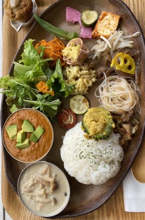 2 curry dish: Yonbaru curry and avocado curry dish set. at Dechibica in Yomitan