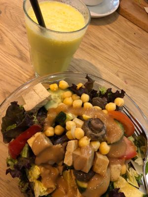 Tofu sallad and a Pina colada smoothie at Fresh INN - Holm in Flensburg
