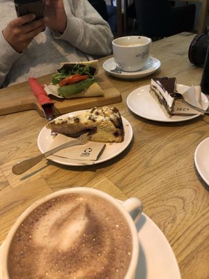 Pflaumen und tiramisu Kuchen, chai und heiße Schokolade, und avocado panini  at Fresh INN - Holm in Flensburg