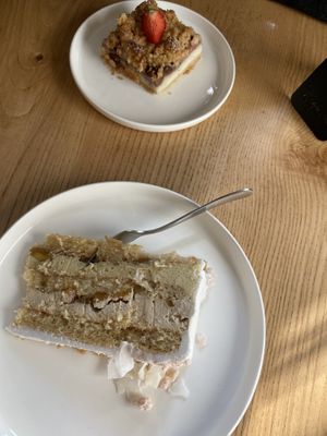 Tort kokos-mango i ciasto z budyniem i kruszonką  at Wegarnik in Zielona Gora