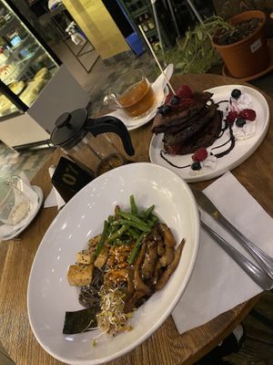 japoński talerz i pancakes czekoladowe  at Wegarnik in Zielona Gora