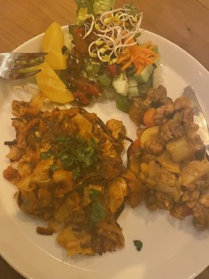 Mains of pasta, salad and soya chunks   at Robin Food in Amsterdam