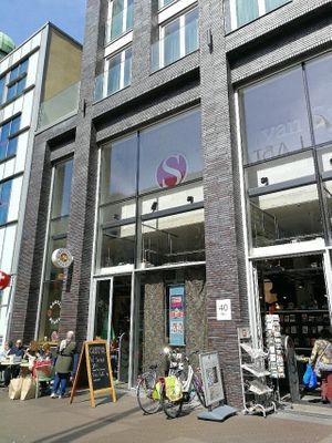Entrance of bookshop and Bagels and Beans. at Bagels & Beans - Spui in The Hague