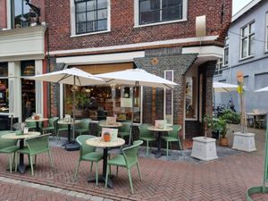 front + outdoor seating in shopping street at Bagels & Beans - Haarlemmerstraat in Leiden
