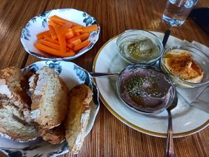 Mix de untables at La Camelia Vegan Bar in Bilbao