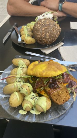 Pita de seitan casero con tomate, queso vegano, brotes herbales y salsa casera  at La Camelia Vegan Bar in Bilbao