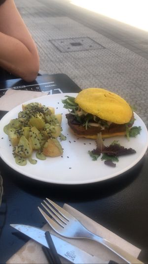 pita de seitán y spicy mayo con patatas en salsa de curry  at La Camelia Vegan Bar in Bilbao