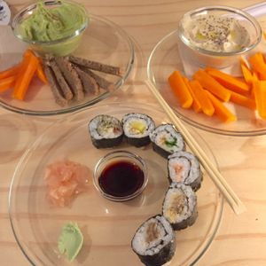 Menú Sushi con dos entrantes a elegir incluidos 13€ at La Camelia Vegan Bar in Bilbao