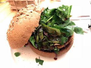 Hambuerguesa vegana at La Camelia Vegan Bar in Bilbao