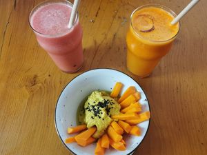 Hummus y zumos at Brown Sugar in Cadaques