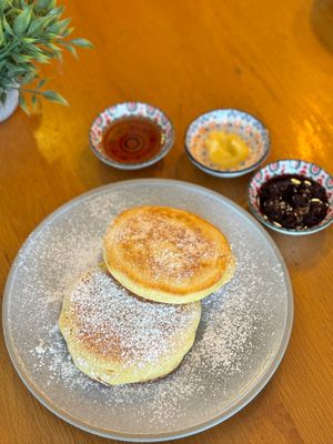 Pancakes: Con mermelada de frutos rojos sirope y ghee at Boticasol in Armenia