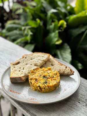 Huevos Tofu  at Boticasol in Armenia