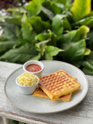 Waffles de yuca at Boticasol in Armenia