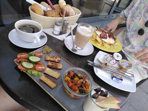 Frühstück Vegana und Handwerker Vespa (nicht vegan) im Hintergrund. Brötchen für beide zusammen. Das Frühstück mit Spiegelei, Bacon und Unmengen an Kartoffeln kostet knapp di at Laib und Leben in Heidelberg