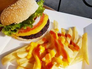 Hamburguesa y papas con queso. at Vegan Pa' Cá' in Mexico City