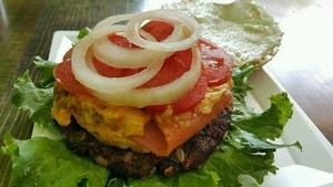 Hamburguesa con queso de papa, ";tocino"; y piña. at Vegan Pa' Cá' in Mexico City