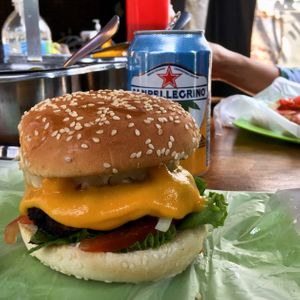 Hamburguesa completa  at Vegan Pa' Cá' in Mexico City