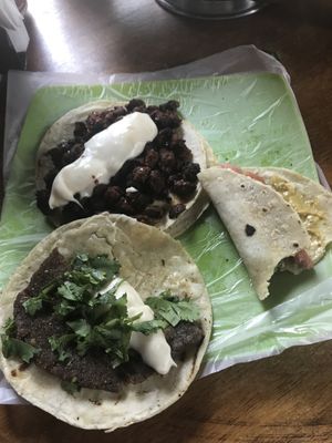 Taco con seitan y taco con milanesa, y taco con salchicha at Vegan Pa' Cá' in Mexico City