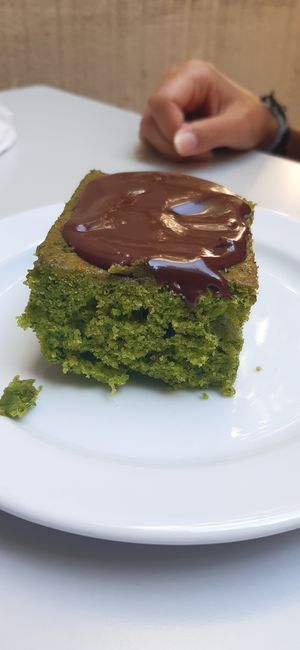 Spinach cake with chocolat at Veg-e-tal in Almada