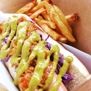 veggie hot dog with chutney and mapple sirup mustard at La Boucherie Végétarienne in Paris