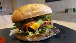 "dallas" burger, vegetarian or vegan option, violife sheese at La Boucherie Végétarienne in Paris