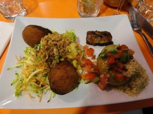 Vegan main dish: mashed potato with vegetables and spices, vegetable fritters, fried banana and vegetables at So Good Brasil in Saint-sebastien-sur-loire