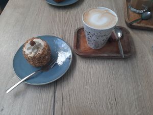 Yummy cake and latte at FOAM in The Hague