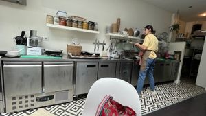 Sogar die Zubereitung transparent vor den Gästen als wäre man in der eigenen gemütliche Küche zu Hause  at FOAM in The Hague