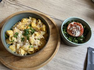 Vegan mac ‘n cheese: tastes allright. The sauce is quite nice, but it contained too much pasta and the kale salad was boring. It had an off texture compared to the pasta.  at FOAM in The Hague