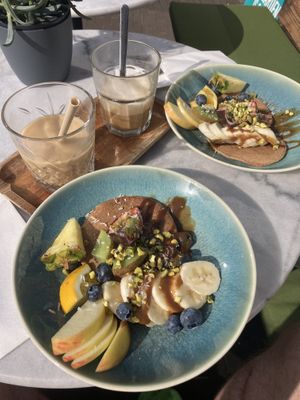 Vegan pancakes met vers fruit en karamel  at FOAM in The Hague