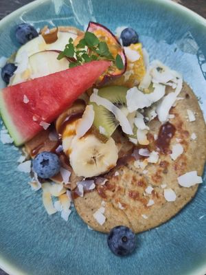 Heerlijk smaakvolle en fluffy pannenkoekjes met vers fruit at FOAM in The Hague