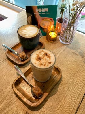 Chai latte & Cappuccino with oat milk.  at FOAM in The Hague