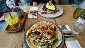 Heerlijke wrap met bloemkool, tahin en nog veel meer at FOAM in The Hague