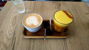 Koffie met havermelk en kurkuma latte. at FOAM in The Hague