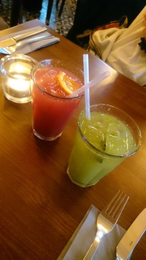 Homemade fresh Grapefruit juice, Hibiscus, Ginger, agave syrup.
Homemade Apple, fresh Cucumber, Ginger at The Bowl - Warschauer Str in Berlin