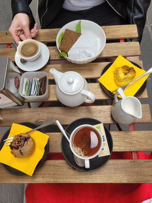 coffee and chai tea with soy milk, a hummus sandwich, zuccini frittata and peach muffin at Sweet Irene in Bergamo